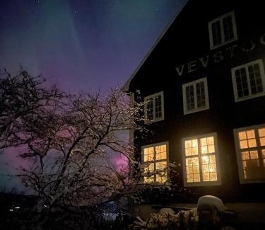 Vestre Slidre Apartment | The blue room at Vevstogo - cosy with a mesmerizing view, sauna and eco living in an old school house