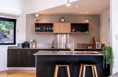 Coles Bay House | The Bolthole - Freycinet Holiday Houses