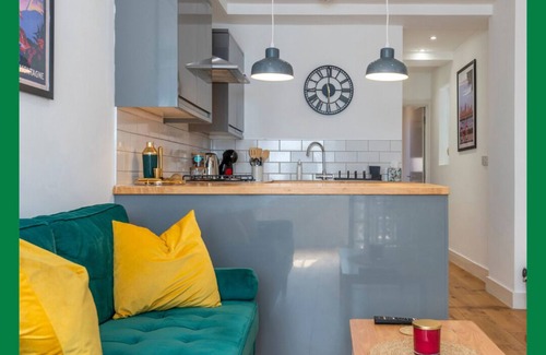 East Walworth Apartment | The Borough Suite @Devereux Residences