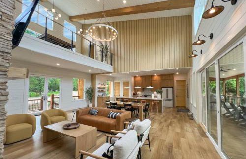 Broken Bow House | The Bridge of Wonders, Lux 5BR Creek Front with Gameroom