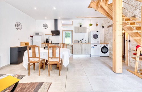 Plaisance House | The Buffet de la Gare: Historic Gîte with Private Terrace in the Heart of Périgord Pourpre