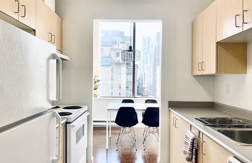 Downtown Vancouver Condo | The Charlie Suite by COMFYSUITES