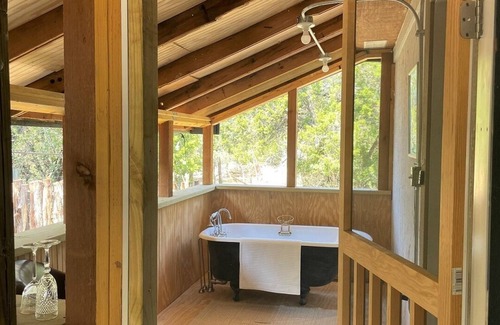 San Marcos Cottage | The Chicken House ( With Outdoor Tub!)