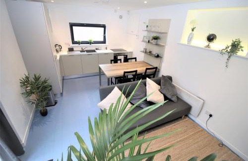Heath Apartment | The Coach House - Free Private Parking - by Property Promise