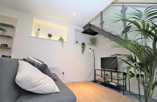 Heath Apartment | The Coach House - Free Private Parking - by Property Promise
