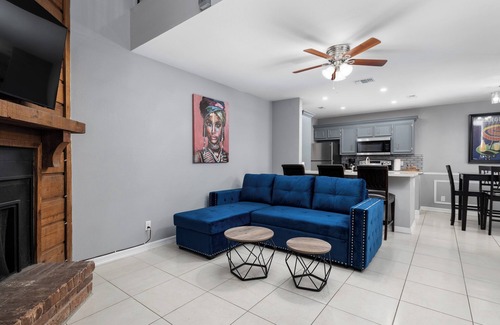 Brownsville Condo | The Contemporary Loft