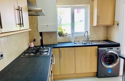 Woodingdean House | The Contractor Pad | FREE Off Road Parking