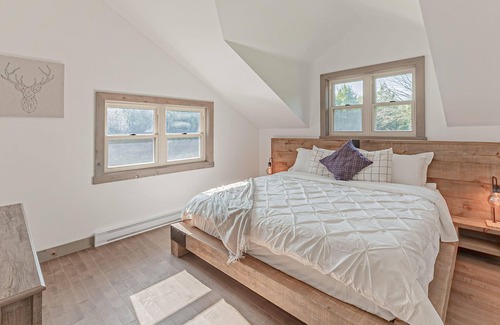 Brownsburg-Chatham Ski Chalet | The Corzo - modern farmhouse with hot tub!