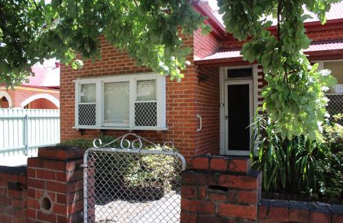 Albury House | The Cosy House - Central Albury