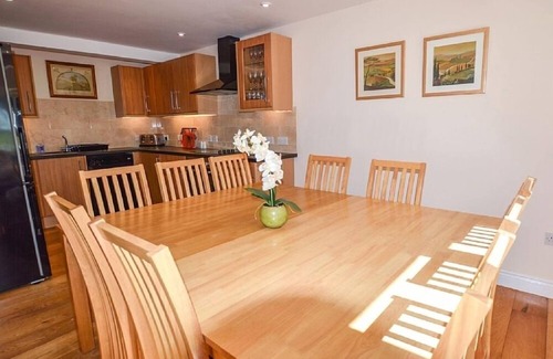 Carterton House | The Cotswold Manor Vineyard, Exclusive Hot Tub, Games Barn, 70 acres of Parkland