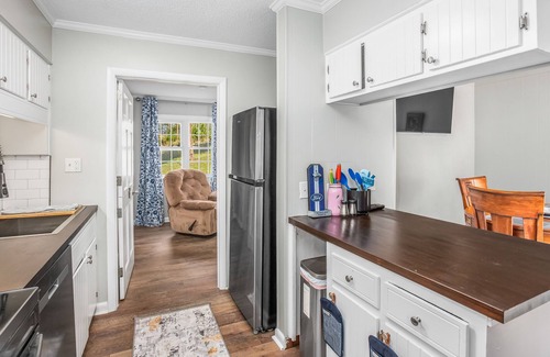 Stokes House | The Crestview: Mountain retreat, four minutes from Hanging Rock State Parknn