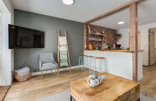 Ramsay House | The Crooked Lady Cozy Bungalow near Downtown Calgary with Free Parking