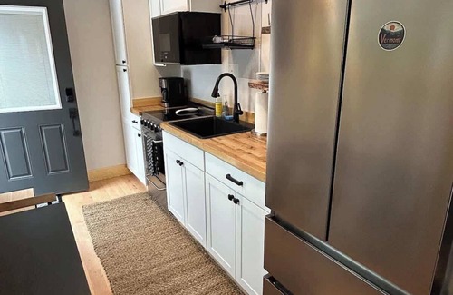 South Londonderry Apartment | The Deerwood Tiny Home | Mtn Views w/Fireplace!