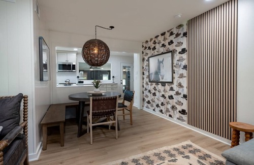 College Station House | The Dunn Right - Pool, Game Room, Yard Games, 1.5 Miles to TAMU