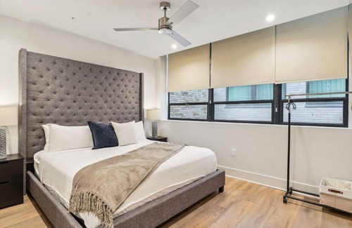 Central Business District Hotel | The Eleanor: 4BD/4B, 3 kings, 2 queens, sofabed