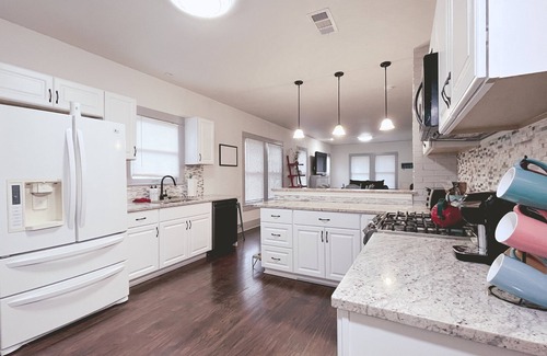 Highland Park House | The Farmahouse - Family Friendly Downtown Cottage