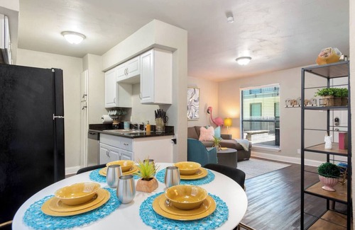 Oakmont Heights Apartment | The Flamingo | Whimsical | Central AUS | Sleeps 5