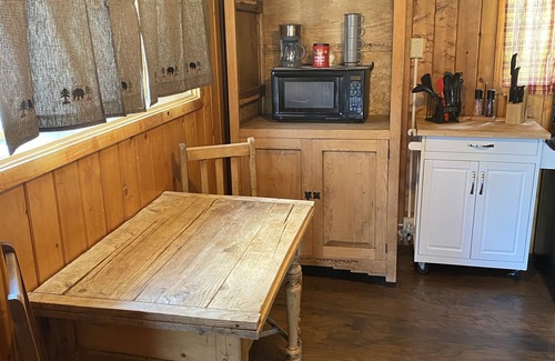 Creede Cabin | THE FRAN - WALK EVERYWHERE IN DOWNTOWN CREEDE! 1 bedroom, 1 bath (SLEEPS 2)