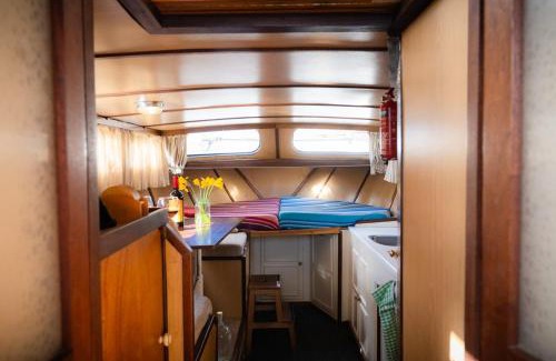 Bath Boat Rental | The fun boat - off grid - city centre - warm & cosy