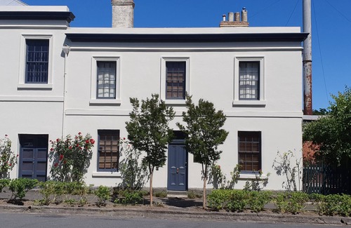 Kyneton Cottage | The Garden Tap House on Historic Piper Street Kyneton