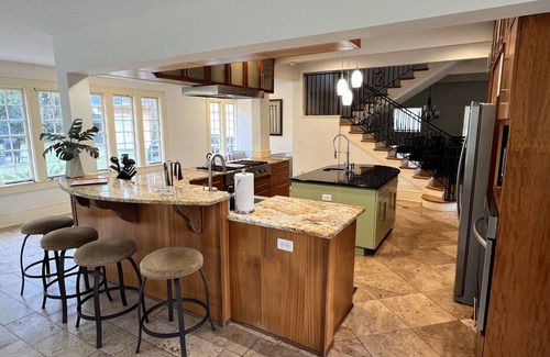 Duckpond House | The Gator Manor – 6 Bedrooms Walk to UF/Stadium