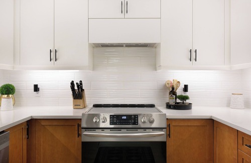 Beltline Apartment | THE GLASSHOUSE 21’ Loft, 2-Patios, King, AC, Firetable, Parking, Stampede + BBQ