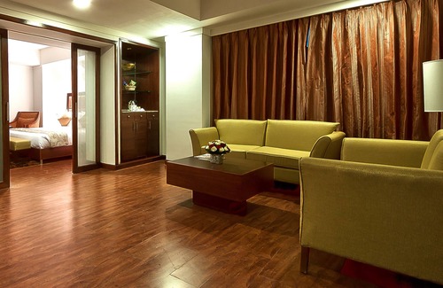 Zirakpur Hotel | The Golden Plaza Hotel & Spa