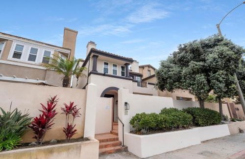 Huntington Beach House | The Goldenwest Ocean view home w jacuzzi AC Bikes newly remodeled