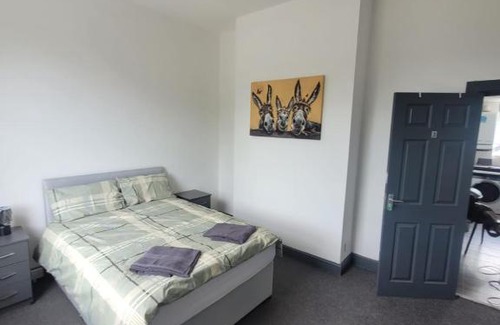 Widnes Apartment | The Goldmine Rooms