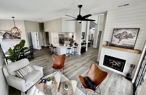 Val Vista Lakes House | "The Gondola Getaway" - Fully remodeled luxury waterfront home