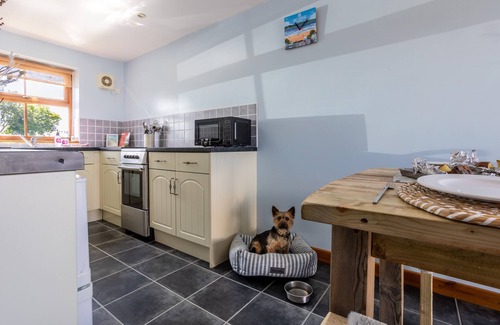 Llanfaelog House | The Granary : Cosy 2-Bed Cottage Between Sea & Mountains | Managed by Anglesey Holiday Lettings