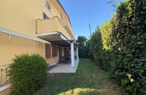 Marina di Massa House | The Green Nest-Casa con giardino