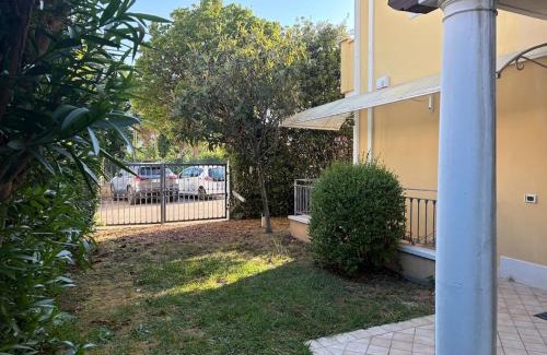 Marina di Massa House | The Green Nest-Casa con giardino