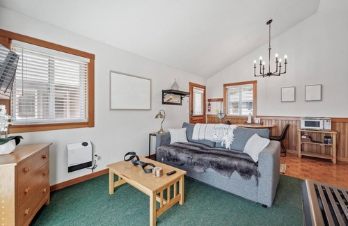 Downtown Cannon Beach House | The Harrison Inn * Blue Sky Suite - New Listing! Beachcomber Vacation Homes