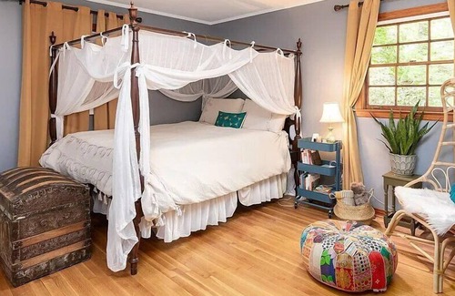 Oxford House | The Hayden, Lovely 4 BR home, 1 mi from the Square