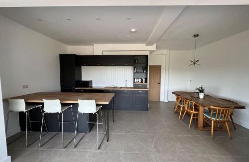 Hoylandswaine House | The Hayloft, Modern 4 Bed, 8 person, Barn Conversion in a Rural Location with Great Access