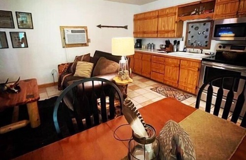 Eureka Springs Apartment | The Hideaway at Bear Mountain Log Cabins