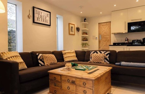 South Cerney Cabin | The Hideaway | Cosy Cotswolds Village Stay for 2
