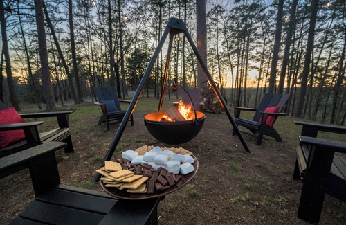 Watson Cabin | The Honey Lodge - Thanksgiving & Christmas available. 2 Kings & 1 Queen Bed