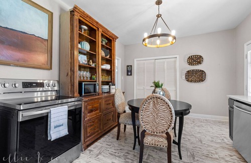 Sayles Blvd. Area House | The Iconic -make your stay legendary!