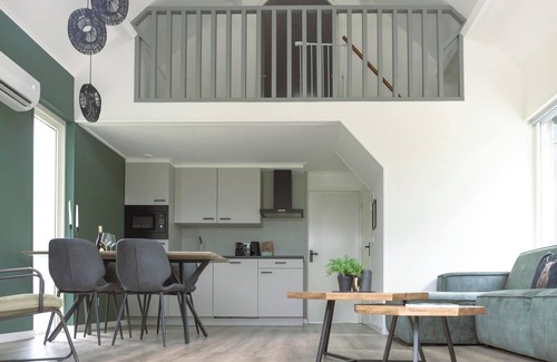 Nieuw Heeten House | The IJssel Luxe bungalow offers luxury and tranquility in nature for 4 people, with modern amenities and a beautiful terrace.