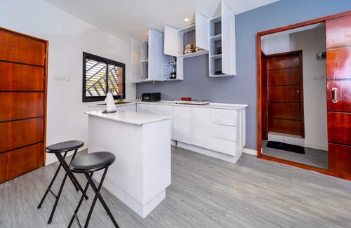 Yaounde House | The Kamp: 2 Apts w/Lounge, Bathtub, AC, WiFi, Smart TV, Laundry & 24/7 Security