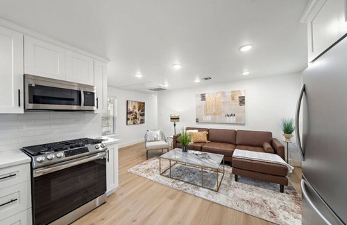 South Central Houston Apartment | The King's Retreat II