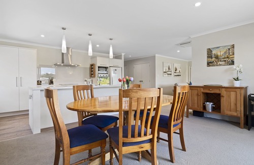 Tauranga House | The Lakehouse - Tauranga Holiday Home