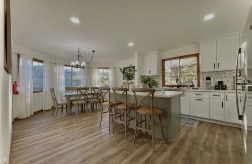 Crestline House | The Lakeview Lodge - LAKE/CITY VIEW CLOSE TO SHOPS FULLY REMODELED
