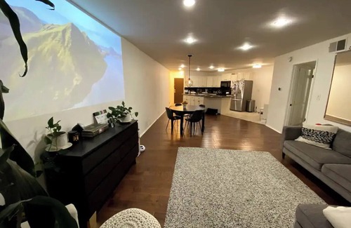 Hollywood Hills Condo | The Landing - Hollywood Hills Aptn3 min from Universal Studios and Walk of Fame