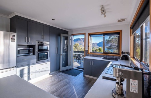 Coles Bay House | The Lookout - Freycinet Holiday Houses