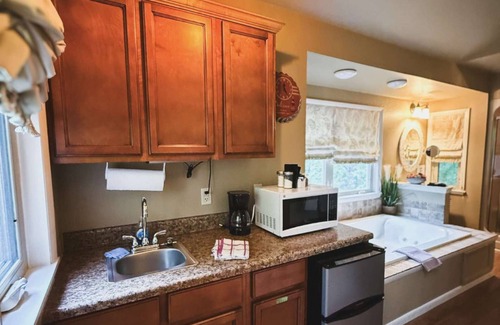 Eureka Springs Cottage | The Love Nest Treehouse with Jacuzzi