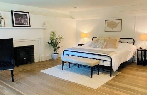 Fayetteville Bed & Breakfast | The Magnolia Room , 1840 Farmhouse Near Jack Daniels - The Hopestead B&B