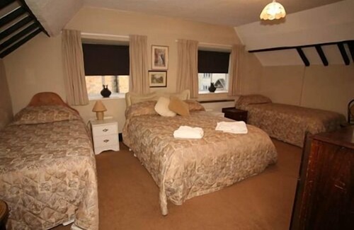 North Perrott Hotel | The Manor Arms